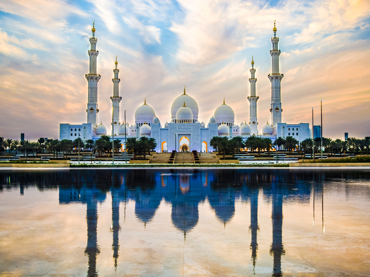 معلم معماري بإطلالة هادئة